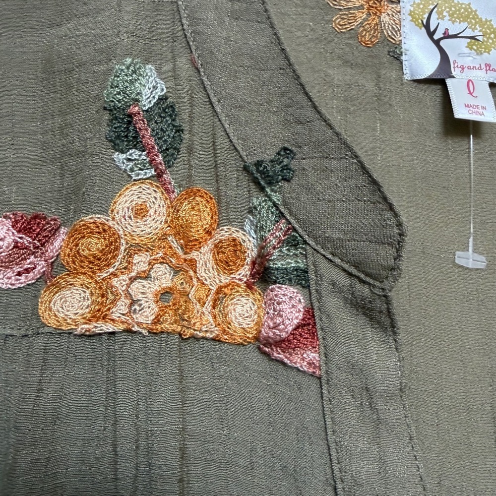 Fig and Flower Olive Green Floral Embroidered Roll Tab Button Down Blouse L NEW - Picture 12 of 14